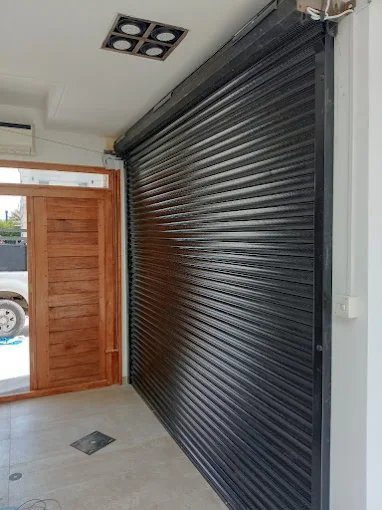 Cortina metálica negra instalada en el interior de un local