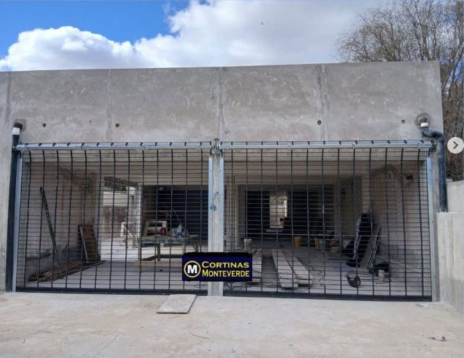 Cortinas de reja instaladas en un frente de obra